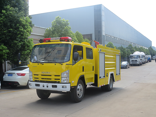 Dubai customers purchase Isuzu 4 tons foam fire truck for the first time